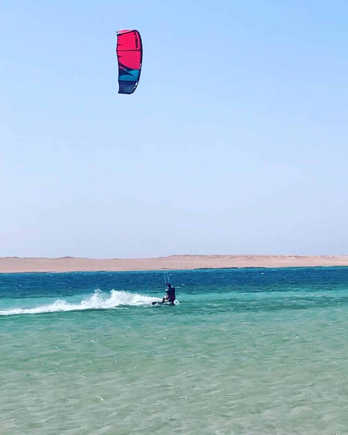 Fabrice Baret naviguant en kitesurf en mer Rouge